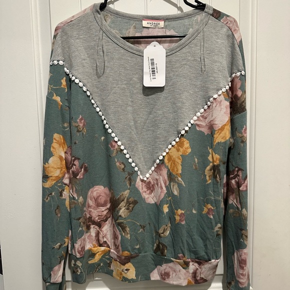 ANDREE BY UNIT Tops - ANDREE BY UNIT Graphic Gray and Green shirt